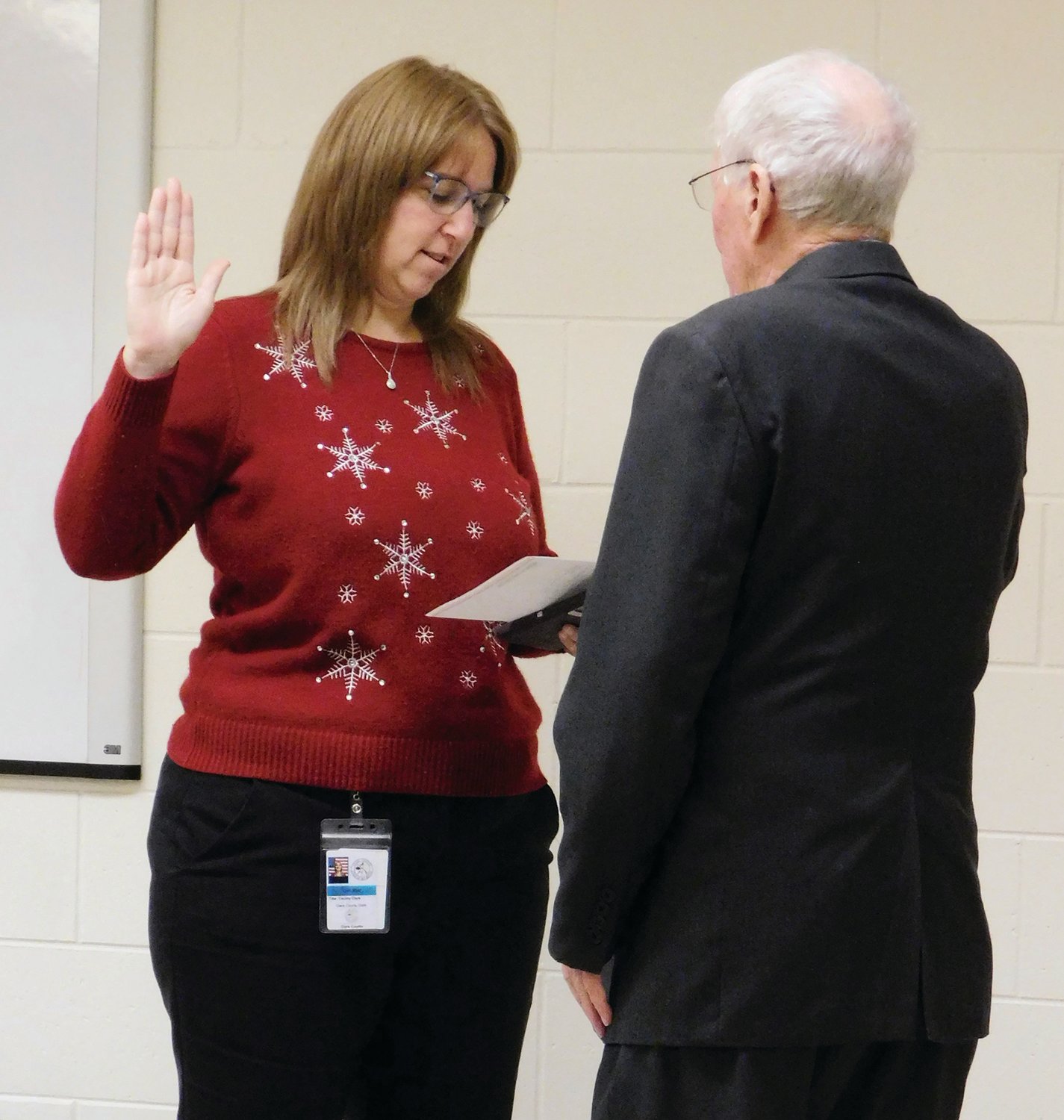 Prior to the December meeting of the Clare County Board of Commissioners, Lori Mott, clerk/register of deeds, administers the oath of office to recently elected Commissioner Jack Kleinhardt.